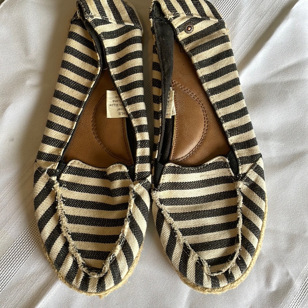 Signature by Levi Strauss Flats. Size 9